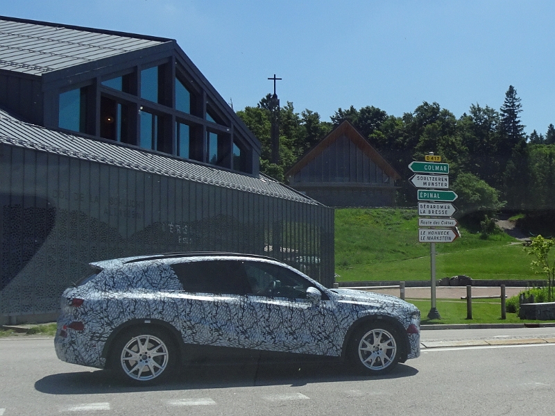 DSC06616.JPG - Hier haben wir einen Erlkönig im vorbeifahren gesehen! Isses nun ein Volvo oder ein BMW? Wer weiß?!?