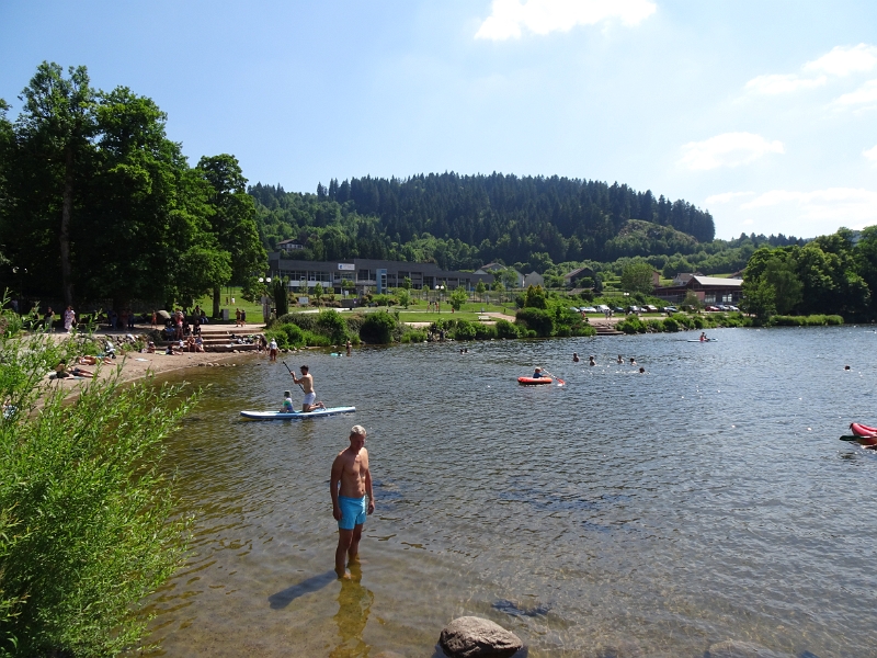 DSC06655.JPG - Uiuiui, das tut schon fast weh! Wir schwitzen uns einen ab und DIE schwimmen im See!?!? :-(Ok, unser Ziel ist ja auch heute, die Stadt zu besichtigen.