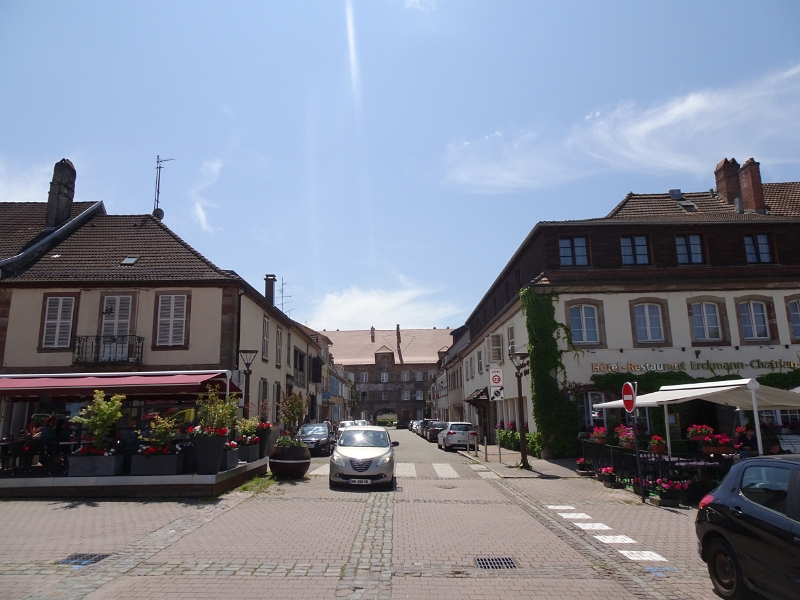 DSC06761.JPG - Hinten, in der Bildmitte muss man durch, um zum Stellplatz zu kommen!