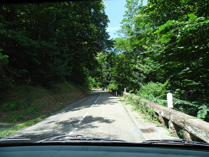 DSC06779.JPG - Die Straßen werden auch immer enger.