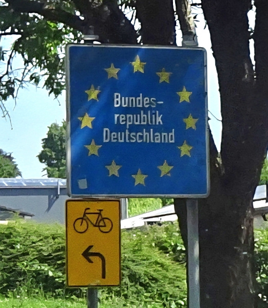 DSC06903.JPG - Bei Wissembourg fahren wir über die Grenze.