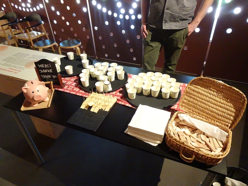 IMG-20250619-WA0017.jpg - Oha, jetzt dürfen wir auch an einer Degustation teilnehmen und probieren verschieden Käsesorten und Wein! :-)