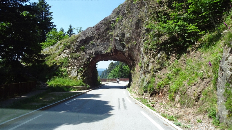 IMG-20250619-WA0018.jpg - Wir fahren durch den "Roche du Diable"...