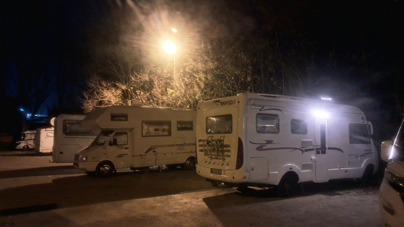 20251121_175258.jpg - ...wo wir uns auf den Stellplatz am Rheinufer stellen.