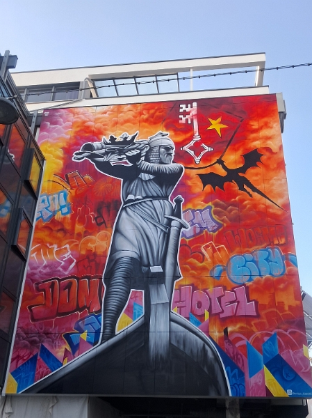 20251122_151710.jpg - Kreuz und Quer durchschlendern wir unzählige Geschäfte und Gassen.