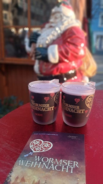 20251122_153730.jpg - ...und endlich Jetzt gibt es aber eeeeendlich einen Glühwein!!!