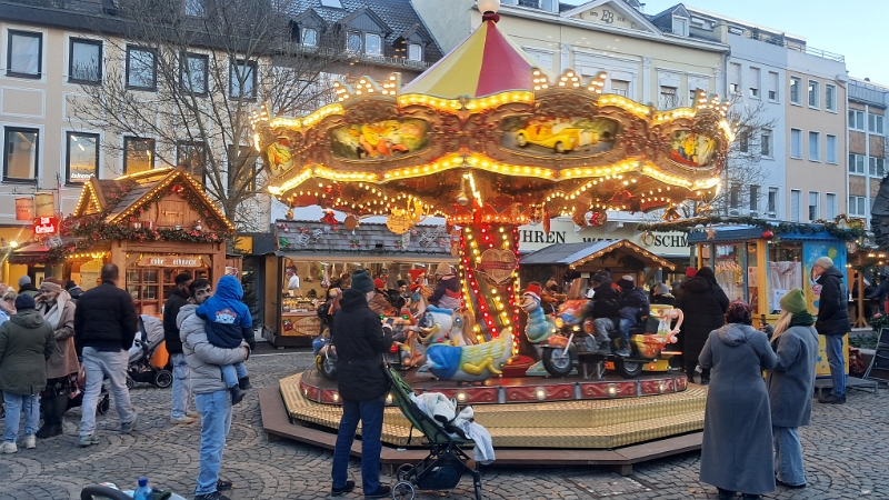 20251122_160157.jpg - Noch ist es zu hell für einen Weihnachtsmarktbesuch, daher bummeln wir nun durch etliche Geschäfte in den Fußgängerzonen...