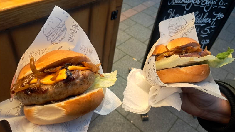 20251122_163028.jpg - Wir haben uns dann noch ein Saumagenbrötchen und eine "Wormser Frikadelle" gegönnt.