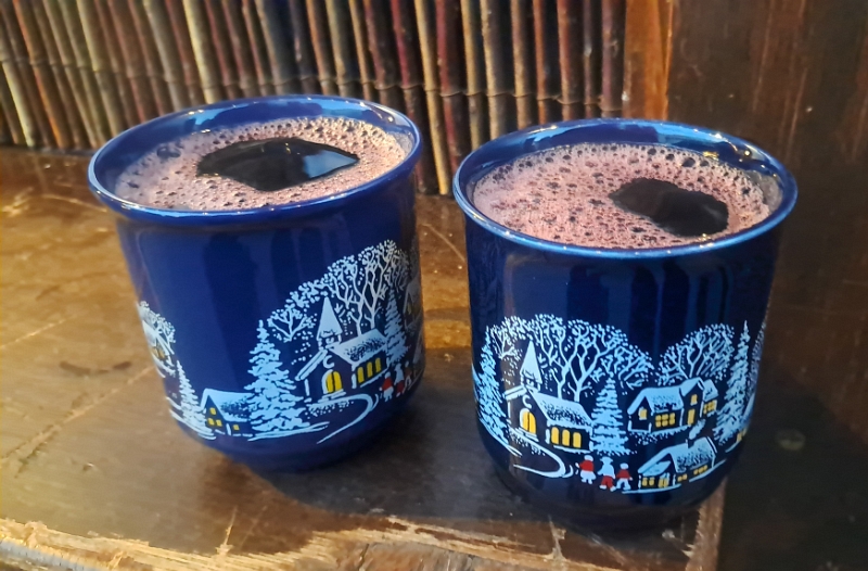 20251122_164001.jpg - Ja, und noch 'nen Glühwein!Der war auch überlebensnotwendig, es ist arschkalt.