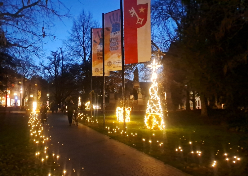 20251122_171551.jpg - Wir laufen noch durch einen kleinen, schön dekorierten Park...