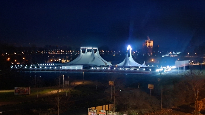 20251122_173507.jpg - ...zurück zur Festwiese am Rhein, wo derzeit der Cirkus Cristallo gastiert.