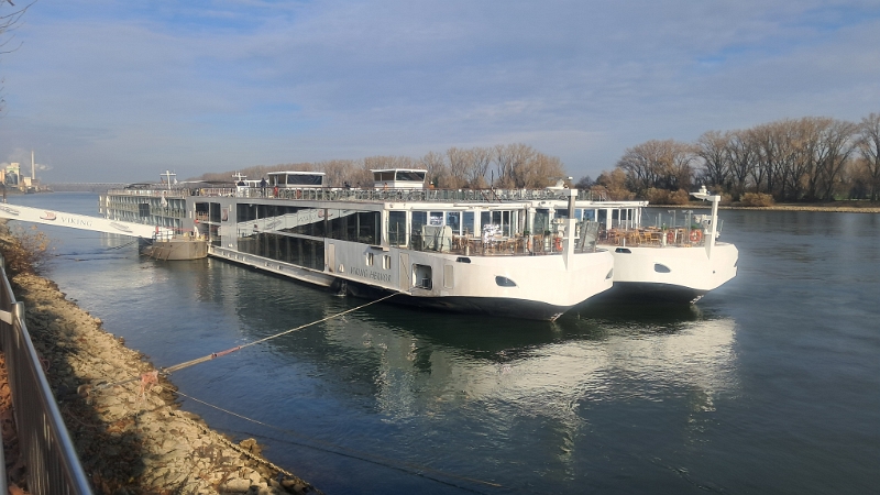 20251123_113839.jpg - Cool, gerade hat ein zweites baugleiches Flußkreuzfahrschiff an das andere "angedockt".