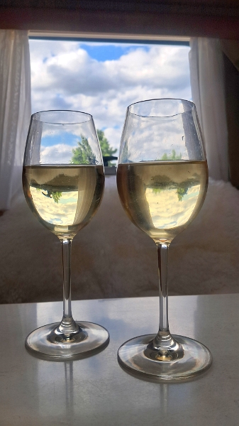 20250523_182156.jpg - Das ein und andere Gläschen Wein...