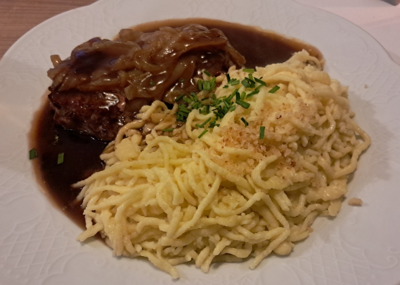 20250125_172332.jpg - Dann landet ein Rostbraten mit Spätzle vor uns.