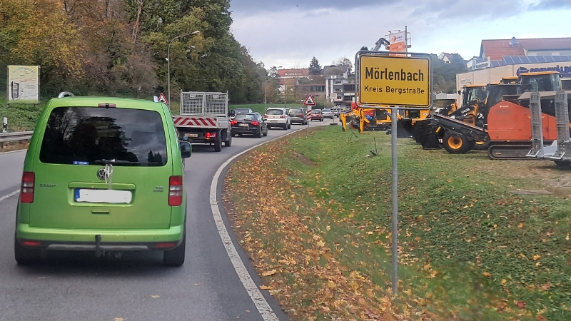 20251024_165620.jpg - Wir kommen u.a. durch Mörlenbach. Achja, wir wollen uns heute Abend mit meinen Eltern zum Abendessen treffen...