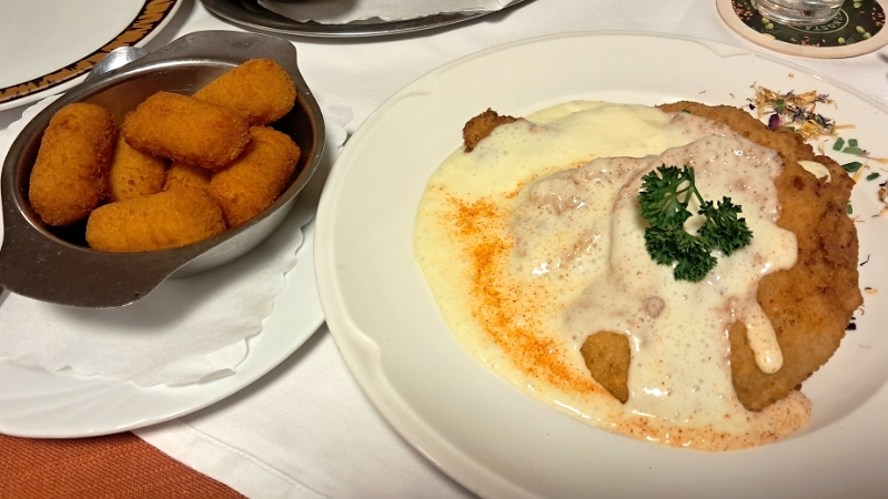 20251024_183949.jpg - ...wo wir leckere Kochkäseschnitzel verputzen. Apropos "putzen", wir wollen/müssen morgen unbedingt mal wieder das Dixi putzen. ;-)VIELEN DANK FÜR DIE EINLADUNG, Mutti und Vati! :-)