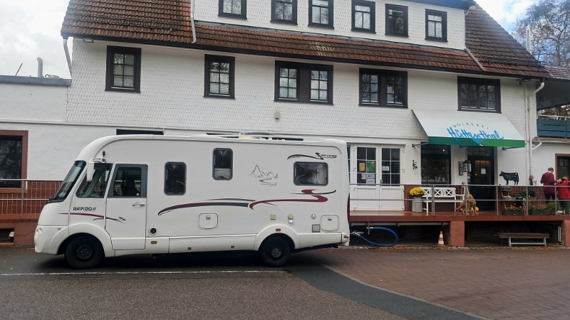 20251025_101200.jpg - ...und machen mal wieder einen kurzen Halt bei der Hüttenthaler Molkerei...