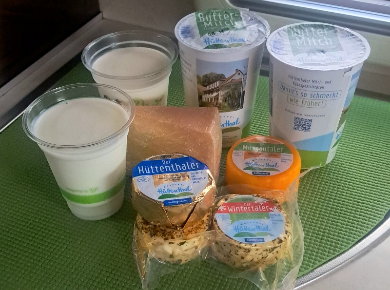 20251025_102458.jpg - ...um frisch gezapfte Buttermilch, Vollmilch und ein paar Käse mitzunehmen.
