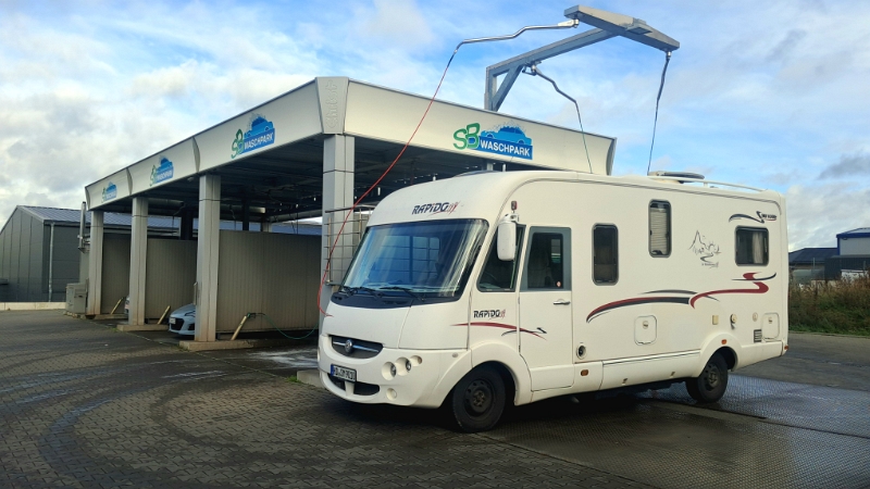 20251025_105753.jpg - ...kommen wir nach Erbach. Hier gibt es eine Waschbox mit einer "Rampe"...