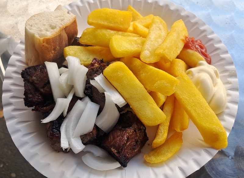 20251025_132918.jpg - Zur Belohnung gibts um die Ecke ein Schaschlik mit Pommes. :-)Achja, wir sind kurz durch einen "Interkost"-Supermarkt mit Spezialitäten hauptsächlich aus Osteuropa sowie einen "Action"-Markt gestöbert.