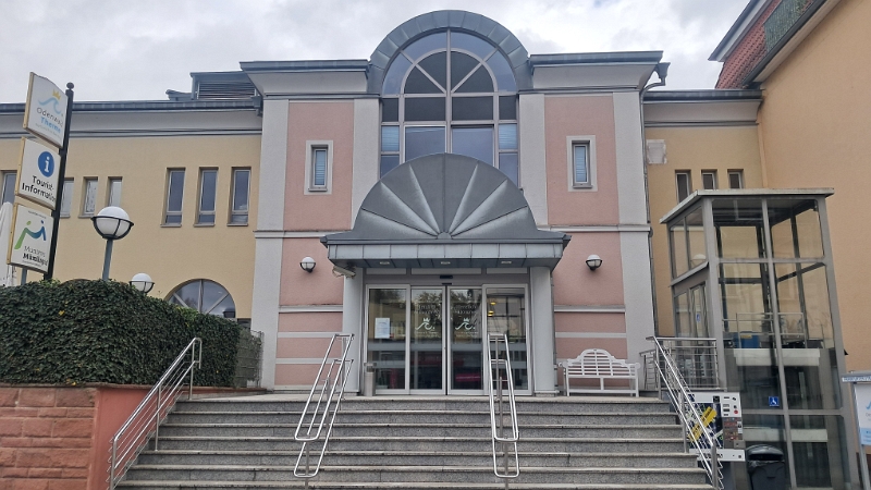 20251025_155110.jpg - ...an der Odenwald-Therme, die wir nun besuchen.Wow, zum schwimmen haben wir keine Kraft mehr. So perfektionieren wir unseren Schwimmstil "Wasserleiche". ;-)