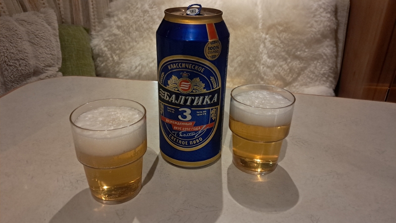 20251025_185855.jpg - Im "Interkost" haben wir uns eine 900ml-Dose russisches Bier gekauft...