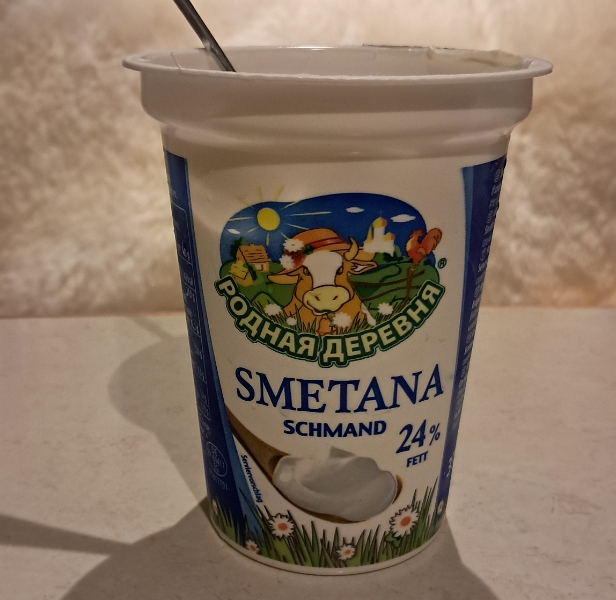20251025_185933.jpg - ...sowie einen Becher Smetana...
