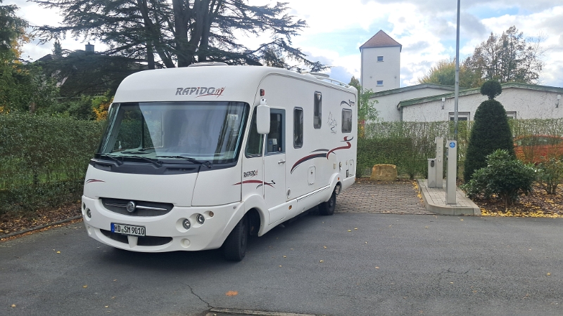 20251026_120307.jpg - Gegen Mittag nutzen wir die V/E-Anlage vom Stellplatz...