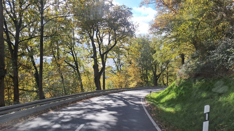 20251026_122838.jpg - ...durch eine sehr schöne Herbstlandschaft...