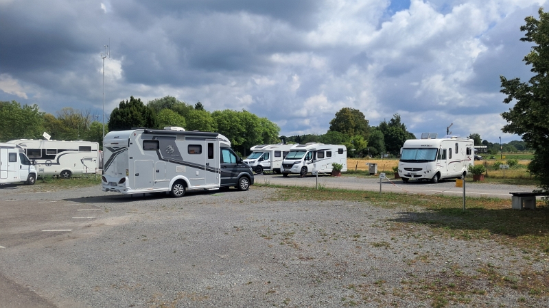 20250726_121312.jpg - Heute stehen schon ein paar Wohnmobile mehr als gestern auf dem Platz.