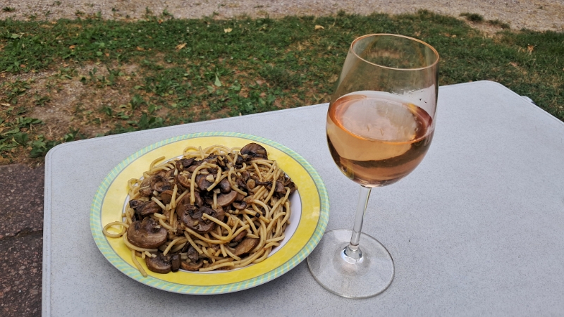 20250627_175737.jpg - Da wir einen Berg frische Pilze haben, gibts die mit Nudelin und viel Knoblauch! :-) *LECKER*