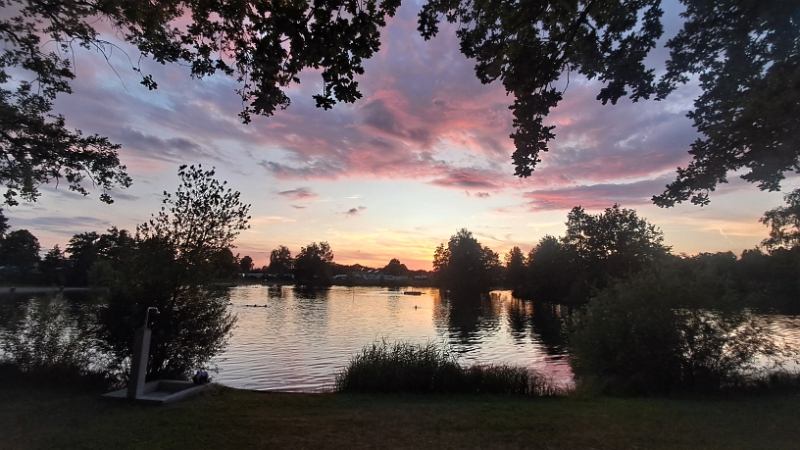 20250627_213440.jpg - ...und beobachten den Sonnenuntergang.