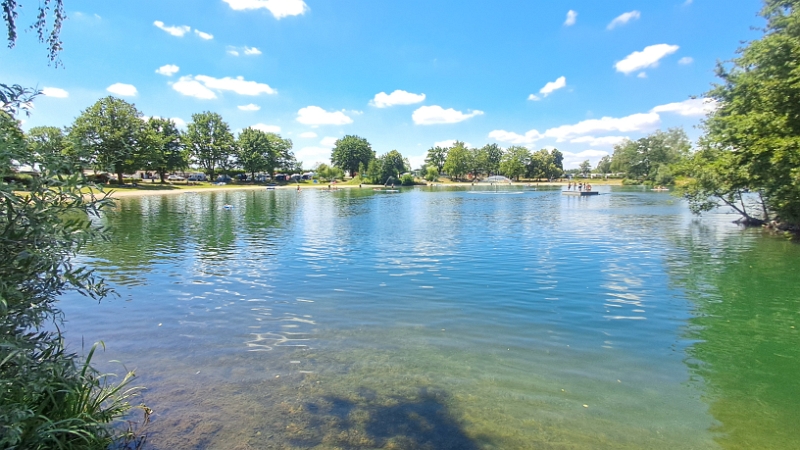 20250628_131556.jpg - Neuerdings dürfen nur noch Camping-Gäste in den See, was wir eigentlich ganz gut finden, somit sind wir quasi fast alleine! ;-)