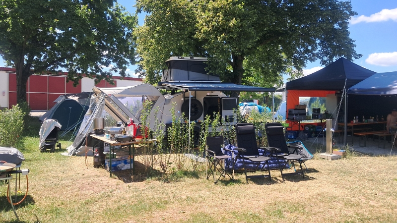 20250628_132618.jpg - Cool, die Campernachbarn!