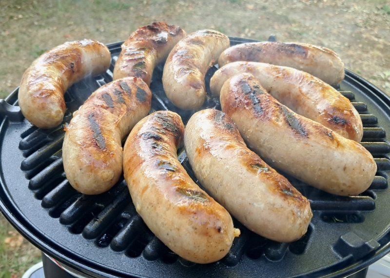 20250628_190444.jpg - Gegen Abend werfen wir ein paar selbstgemachte Salsicce auf den Grill...