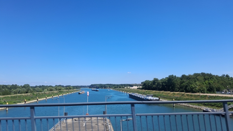 20250629_115658.jpg - Am nächsten Tag springen wir noch vor dem Frühstück in den See und drehen ein gemütliche Runde. Danach müssen wir uns leider auf den Heimweg machen.Aufgrund der Stausituation fahren wir bei Iffezheim über den Rhein...