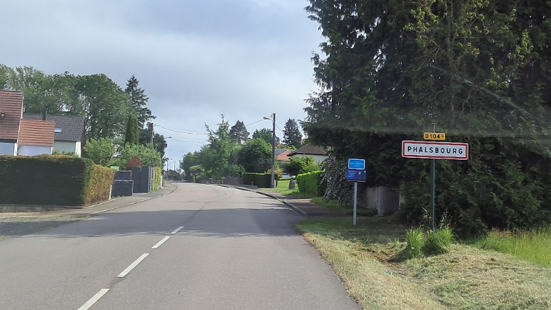 20250528_163205.jpg - ...nach Phalsbourg. Biene fährt mittlerweile sehr gut und entspannt. :-)  Ich habe echt Probleme beim Schalten (Die kaputte Schulter schmertzt!)