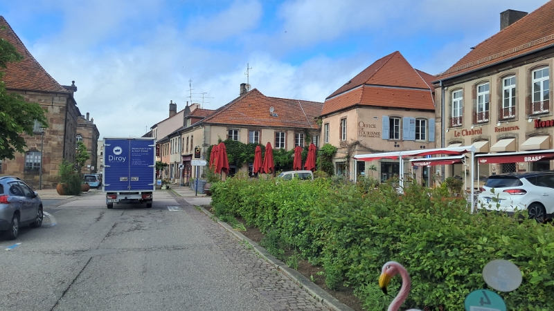 20250528_163418.jpg - Wir schlengeln uns durch die Ortsmitte...