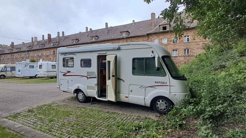 20250528_164956.jpg - Leider ist der Platz schon komplett belegt. Zum Glück haben wir ein kleines Womo (6,50m) und stellen uns einfach daneben. ;-)