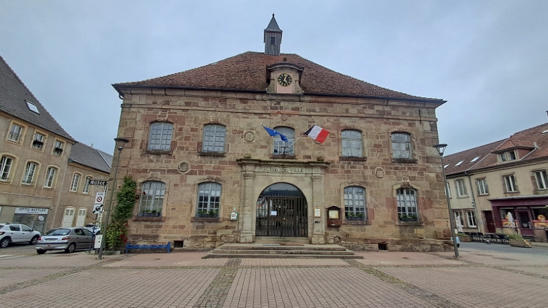 20250528_170429.jpg - ...sowie das Rathaus befinden sich auf dem großen Platz mitten im Ort.