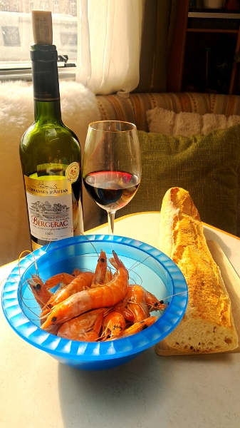 20250528_181414.jpg - Wir sind nun wieder im Dixi zurück und widmen uns den wichtigen Dingen im Leben! ;-)Ein frisches Baguette mit Crevetten und Rotwein. Gibts was besseres? Santé!