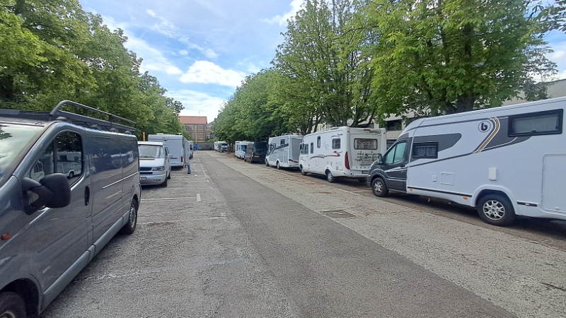 20250529_120149.jpg - Auf dem Stellplatz am Yachthafen angekommen. Wir haben Glück und erwischen einen der letzten freien Plätze.