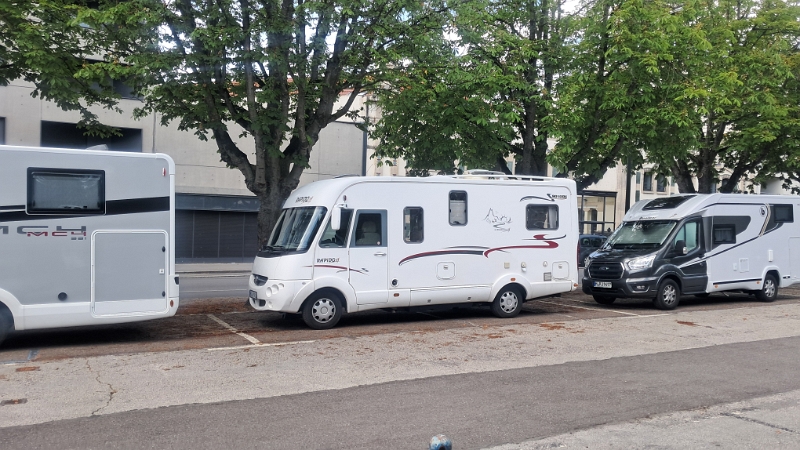 20250529_120225.jpg - Der Stellplatz ist nicht gerade schön aber unweit der Innenstadt/Altstadt gelegen.