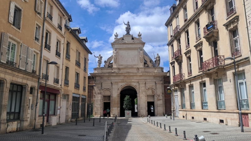 20250529_123041.jpg - ...und durch die Porte Saint George.