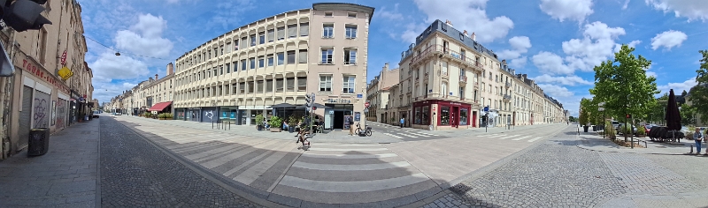 20250529_123431.jpg - Wow, die Stadt wirkt auf uns "Landeier" wie eine "große Stadt". *Blablabla* und *Peinlich* ;-)