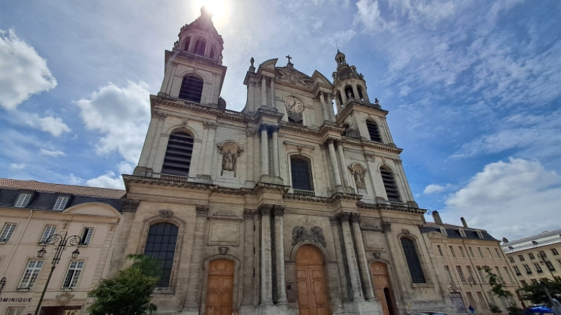 20250529_123657.jpg - An der Cathédrale Notre Dame de l'Annonciation kommen wir uns echt klein vor! Mannomann, ist das ein riesiges Teil! *STAUN*