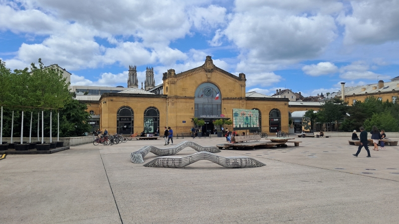 20250529_130740.jpg - Im Bahnhof erhoffen wir uns eine Tourist-Info, wo wir ein Stadtplan bekommen.