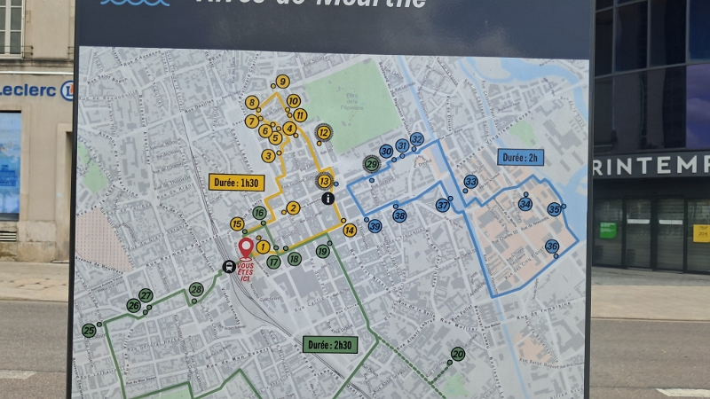 20250529_131545.jpg - Ok, vorm Bahnhof haben wir immerhin eine Karte gefunden mit dem Rundgang durch die Altstadt.Die "Gelbe Runde" wollen wir "abarbeiten"...