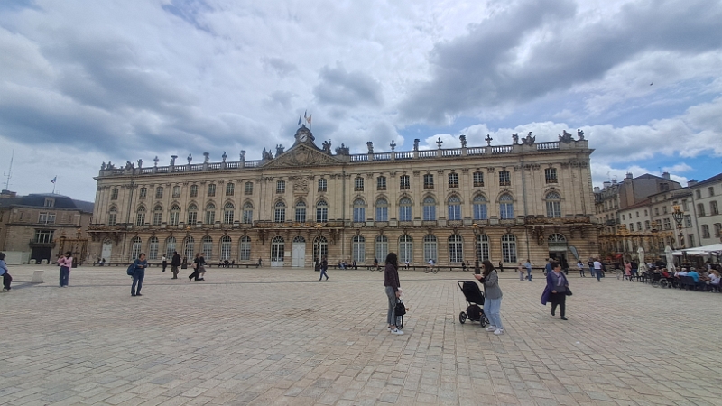20250529_133615.jpg - ...zum Place Stanislas mit dem gigantischen Hôtel de Ville - Mairie de Nancy  (Rathaus).