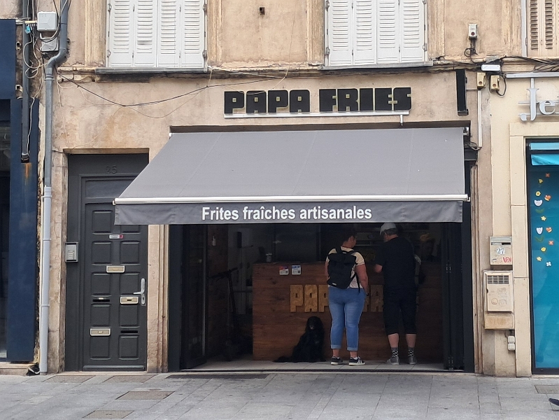 20250529_141556.jpg - Wenn man so durch eine riesige Stadt lümmelt, kommt man immer wieder an allen möglichen Restaurants, Imbissbuden usw. vorbei, wo es sowas von lecker riecht, dass MANN einfach Hunger bekommt!Genau das ist nun der Fall! ICH habe Hunger wie Sau und hab leider kein Nofall-Snickers dabei. Da hilft nur eins...